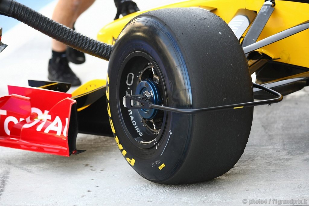Test Pirelli Abu Dhabi, 
Tyre device on the Renault 