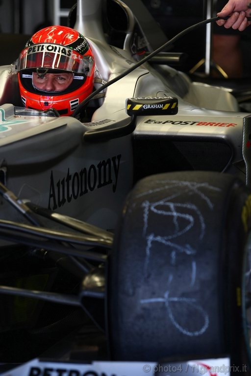 Test Pirelli Abu Dhabi, 
Michael Schumacher (GER), Mercedes GP Petronas partenzas the day on Nico Rosberg's old tyres 