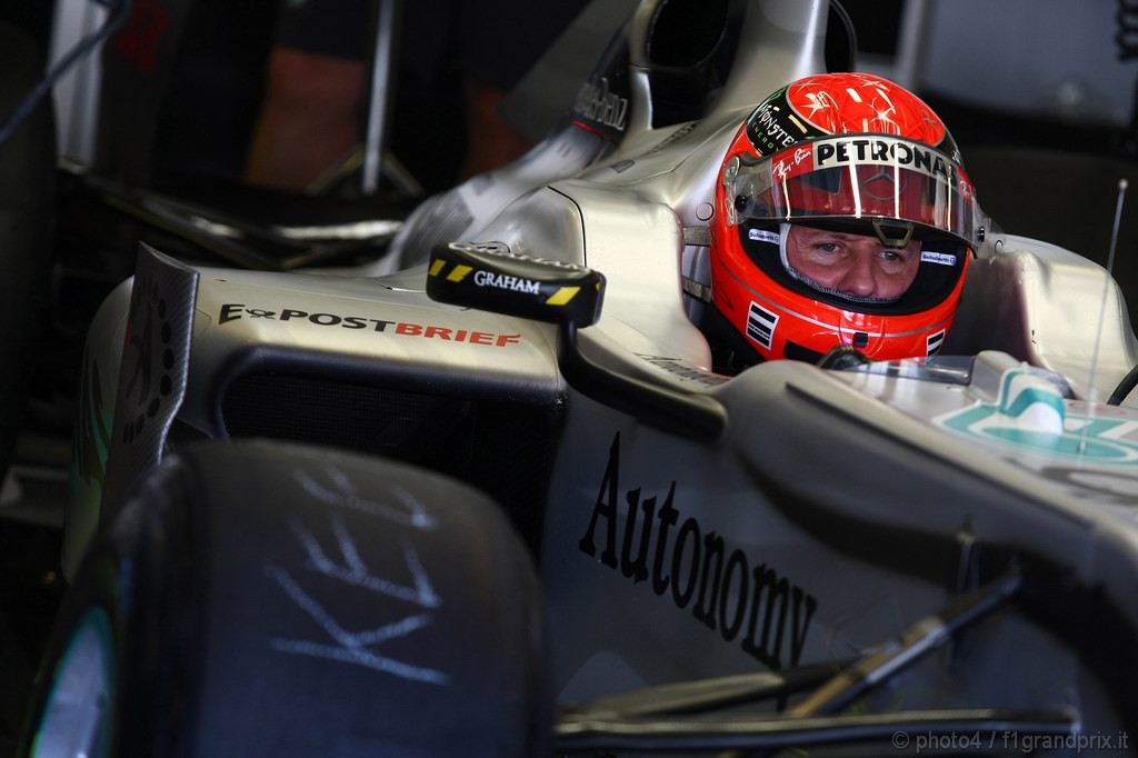 Test Pirelli Abu Dhabi, 
Michael Schumacher (GER), Mercedes GP Petronas partenzas the day on Nico Rosberg's old tyres 