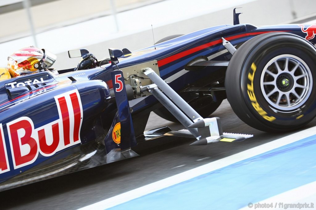 Test Pirelli Abu Dhabi, 
Sebastian Vettel (GER), Red Bull Racing with a device on the side of his car 