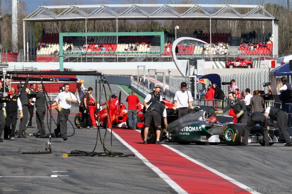 Barcelona Test Febbraio 2011, 18.02.2011- Michael Schumacher (GER), Mercedes GP Petronas F1 Team, MGP W02 e Fernando Alonso (ESP), Ferrari, F-150 Italia 