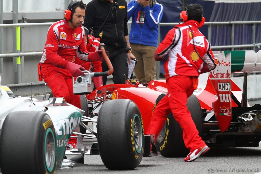 Barcelona Test Febbraio 2011, 19.02.2011- Nico Rosberg (GER), Mercedes GP Petronas F1 Team, MGP W02 e Fernando Alonso (ESP), Ferrari, F-150 Italia 