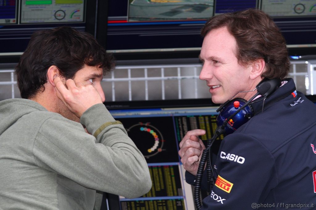 Barcelona Test Febbraio 2011, 19.02.2011- Mark Webber (AUS), Red Bull Racing, RB7 e Christian Horner (GBR), Red Bull Racing, Sporting Director 