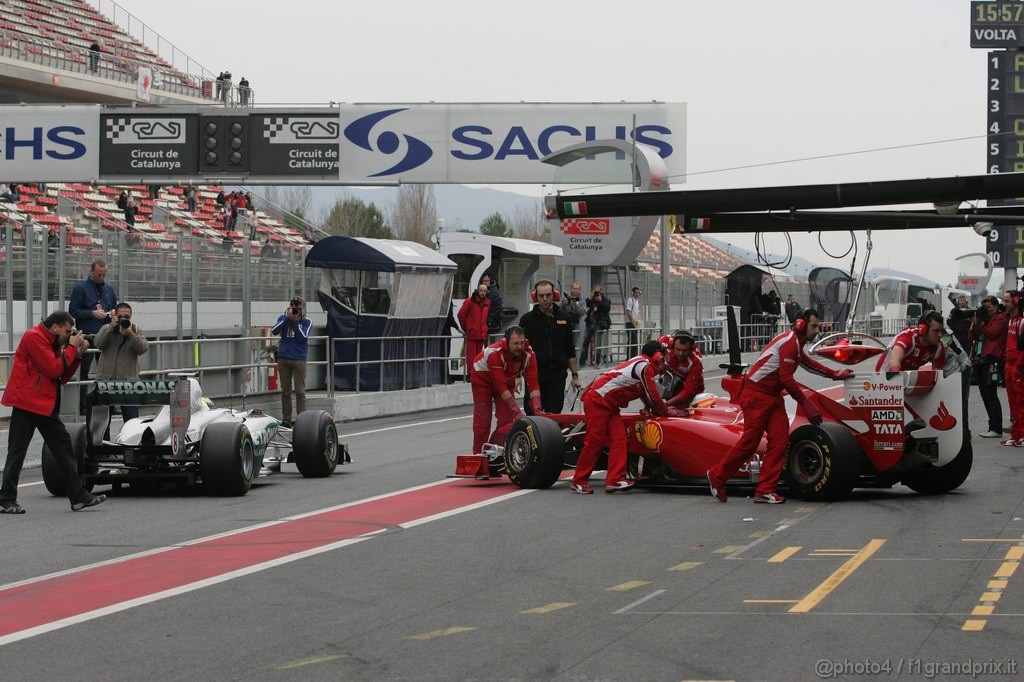 Barcelona Test Febbraio 2011, 19.02.2011- Nico Rosberg (GER), Mercedes GP Petronas F1 Team, MGP W02 e Fernando Alonso (ESP), Ferrari, F-150 Italia 