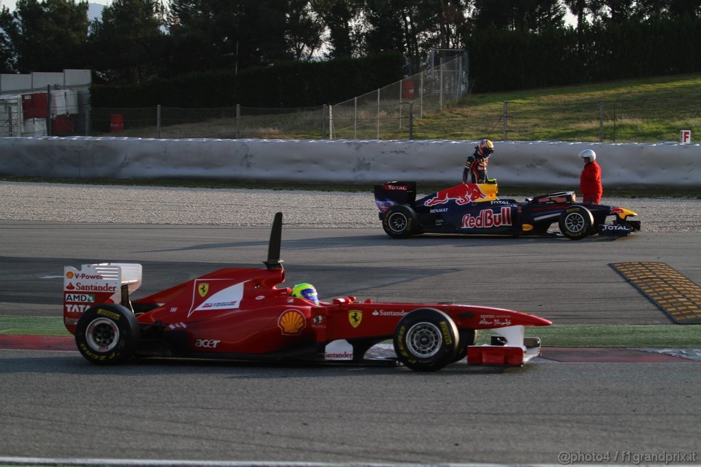 Barcelona Test Febbraio 2011, 20.02.2011- Felipe Massa (BRA), Ferrari, F-150 Italia e Mark Webber (AUS), Red Bull Racing, RB7  stopped in the track