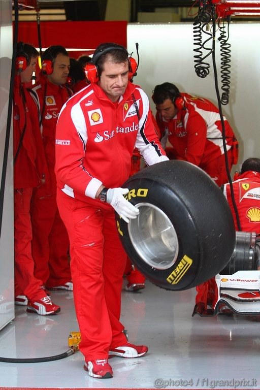 Barcelona Test Febbraio 2011, 21.02.2011- Tyres Pirelli, Staff Ferrari  