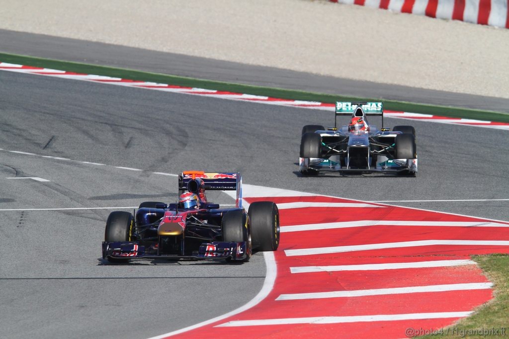 Barcelona Test Febbraio 2011, 21.02.2011- Sébastien Buemi (SUI), Scuderia Toro Rosso, STR6 e Michael Schumacher (GER), Mercedes GP Petronas F1 Team, MGP W02 