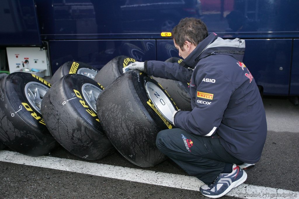 Barcelona Test Febbraio 2011, 21.02.2011- Tyres Pirelli 