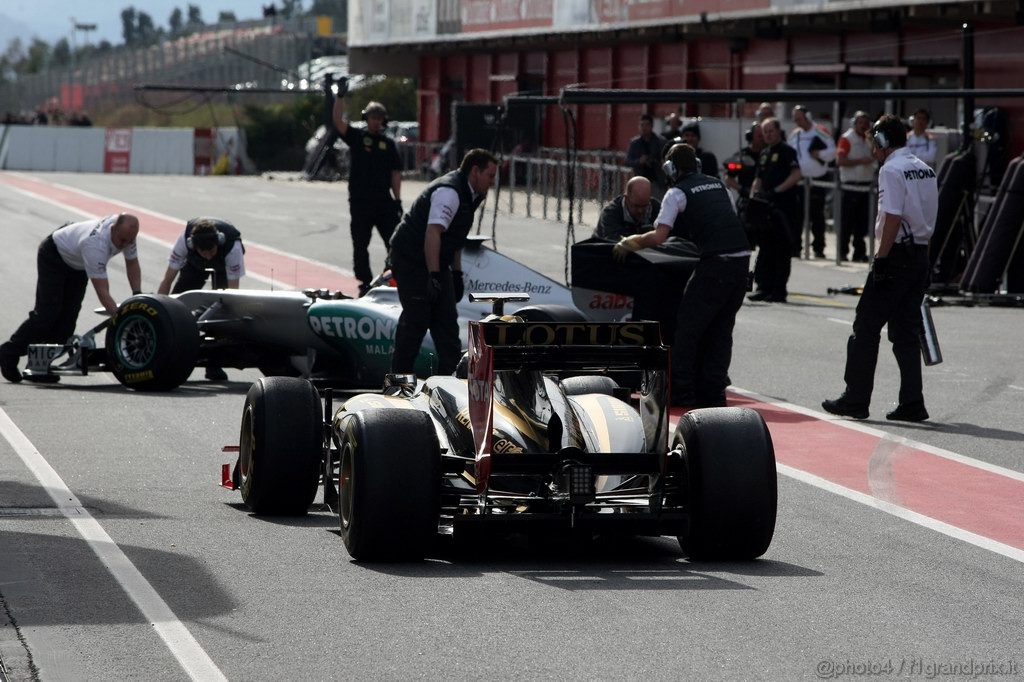 Barcelona Test Febbraio 2011, 21.02.2011 - Michael Schumacher (GER), Mercedes GP Petronas F1 Team, MGP W02 e Vitaly Petrov (RUS), Lotus Renault GP, R31 