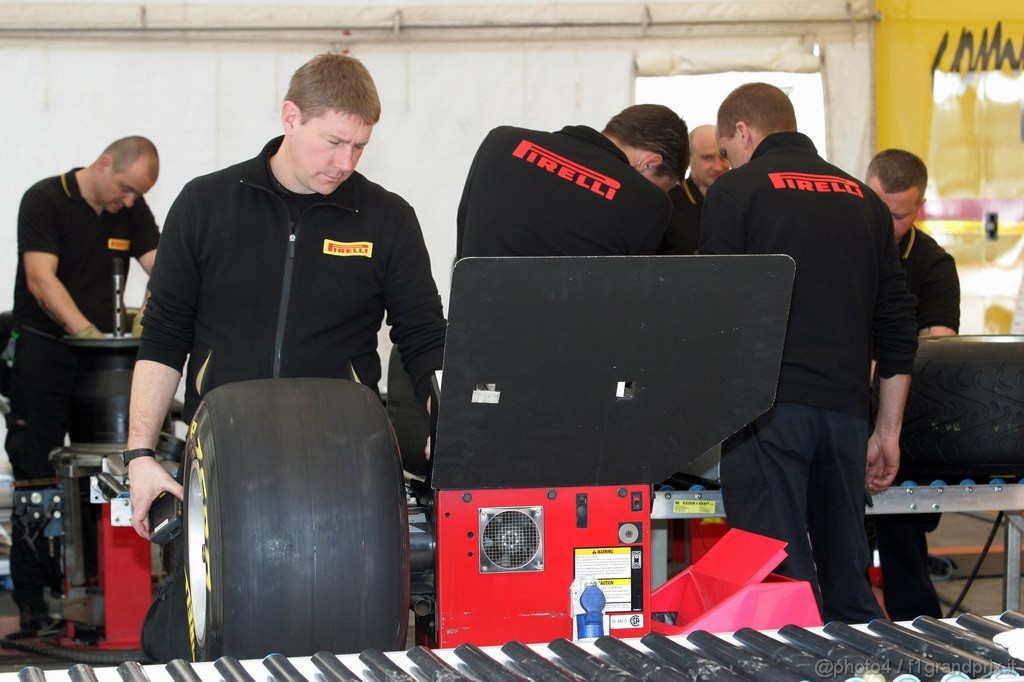 Barcelona Test Febbraio 2011, 21.02.2011- Staff Pirelli