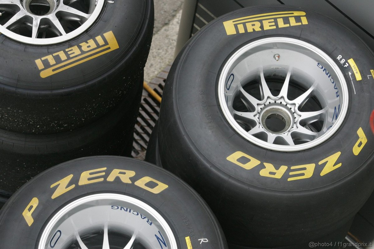 Barcelona Test Marzo 2011, 08.03.2011- Tyres Pirelli 