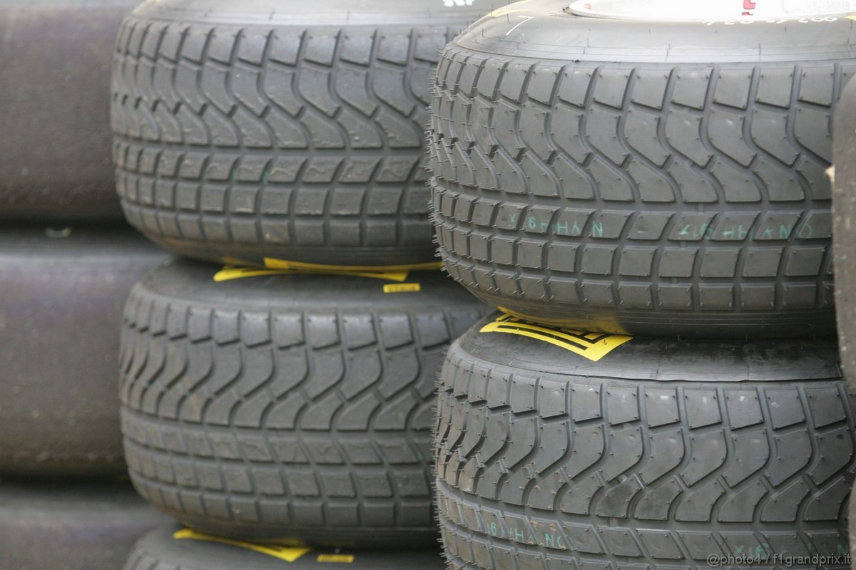 Barcelona Test Marzo 2011, 08.03.2011- Tyres Pirelli 