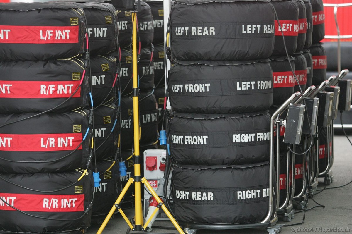 Barcelona Test Marzo 2011, 08.03.2011- Tyres Pirelli 