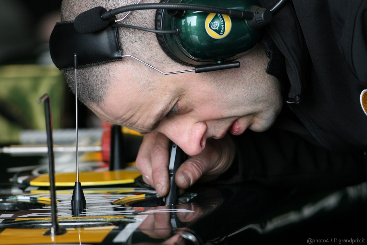 Barcelona Test Marzo 2011, 10.03.2011- Mechanic works on the car of Jarno Trulli (ITA), Team Lotus, TL11  