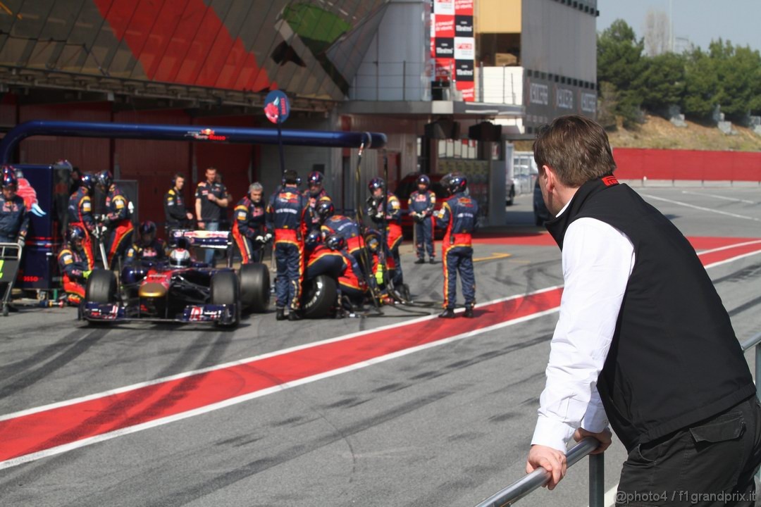 Barcelona Test Marzo 2011, 10.03.2011- Sébastien Buemi (SUI), Scuderia Toro Rosso, STR6 e Paul Hembery, Pirelli Motorspor Director 