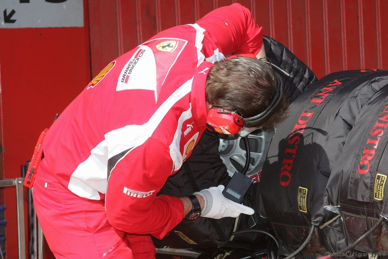 Barcelona Test Marzo 2011, 11.03.2011- Mechanic Ferrari  