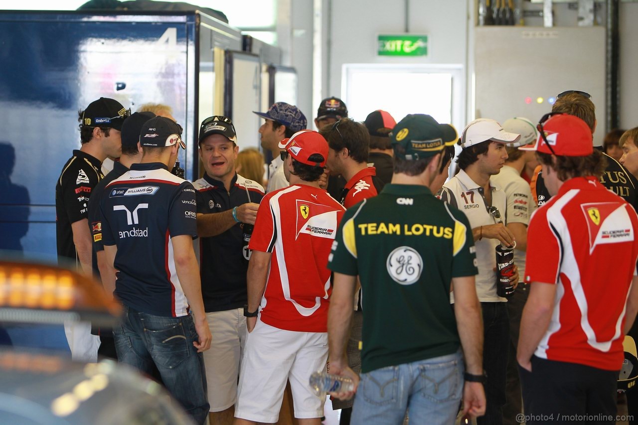 GP ABU DHABI, 13.11.2011- Rubens Barrichello (BRA), Williams FW33, Felipe Massa (BRA), Ferrari, F-150 Italia e the others drivers