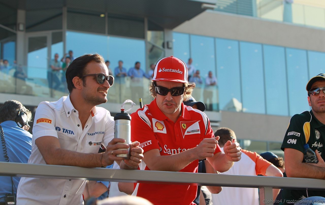 GP ABU DHABI, 13.11.2011- Vitantonio Liuzzi (ITA), HRT Formula One Team, Fernando Alonso (ESP), Ferrari, F-150 Italia e Jarno Trulli (ITA), Team Lotus, TL11 at drivers parade  