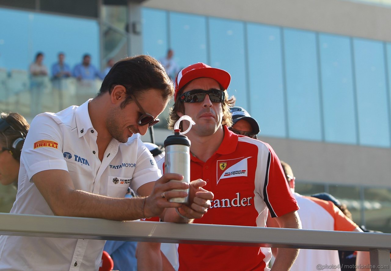 GP ABU DHABI, 13.11.2011- Vitantonio Liuzzi (ITA), HRT Formula One Team e Fernando Alonso (ESP), Ferrari, F-150 Italia at drivers parade