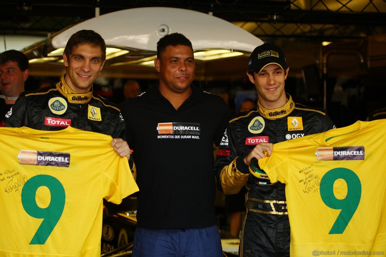 GP ABU DHABI, 13.11.2011- Vitaly Petrov (RUS), Lotus Renault GP, R31, Ronaldo (BRA), Ex soccer player e Bruno Senna (BRA), Lotus Renault GP R31