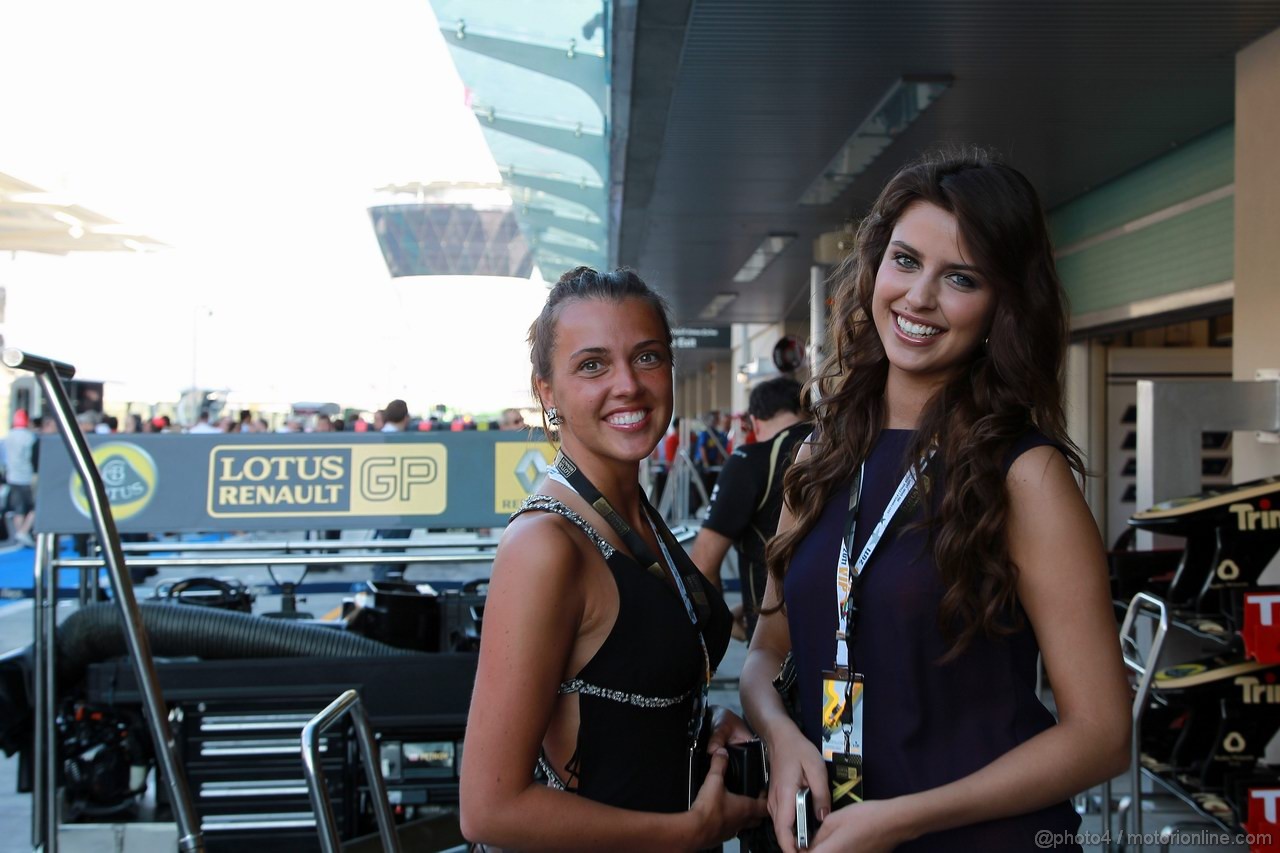 GP ABU DHABI, 13.11.2011- Ragazza in the pit lane