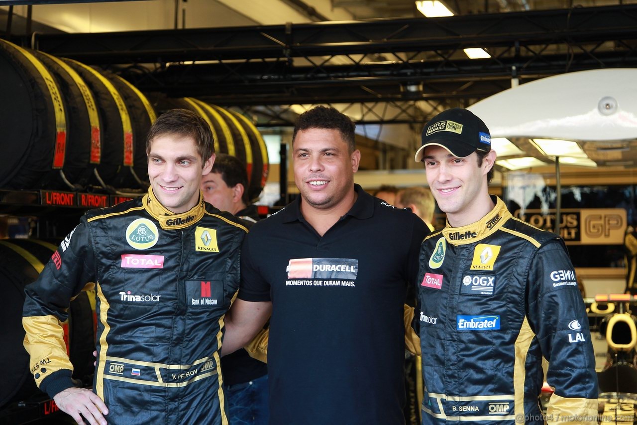 GP ABU DHABI, 13.11.2011- Vitaly Petrov (RUS), Lotus Renault GP, R31, Ronaldo (BRA), Ex soccer player e Bruno Senna (BRA), Lotus Renault GP R31 