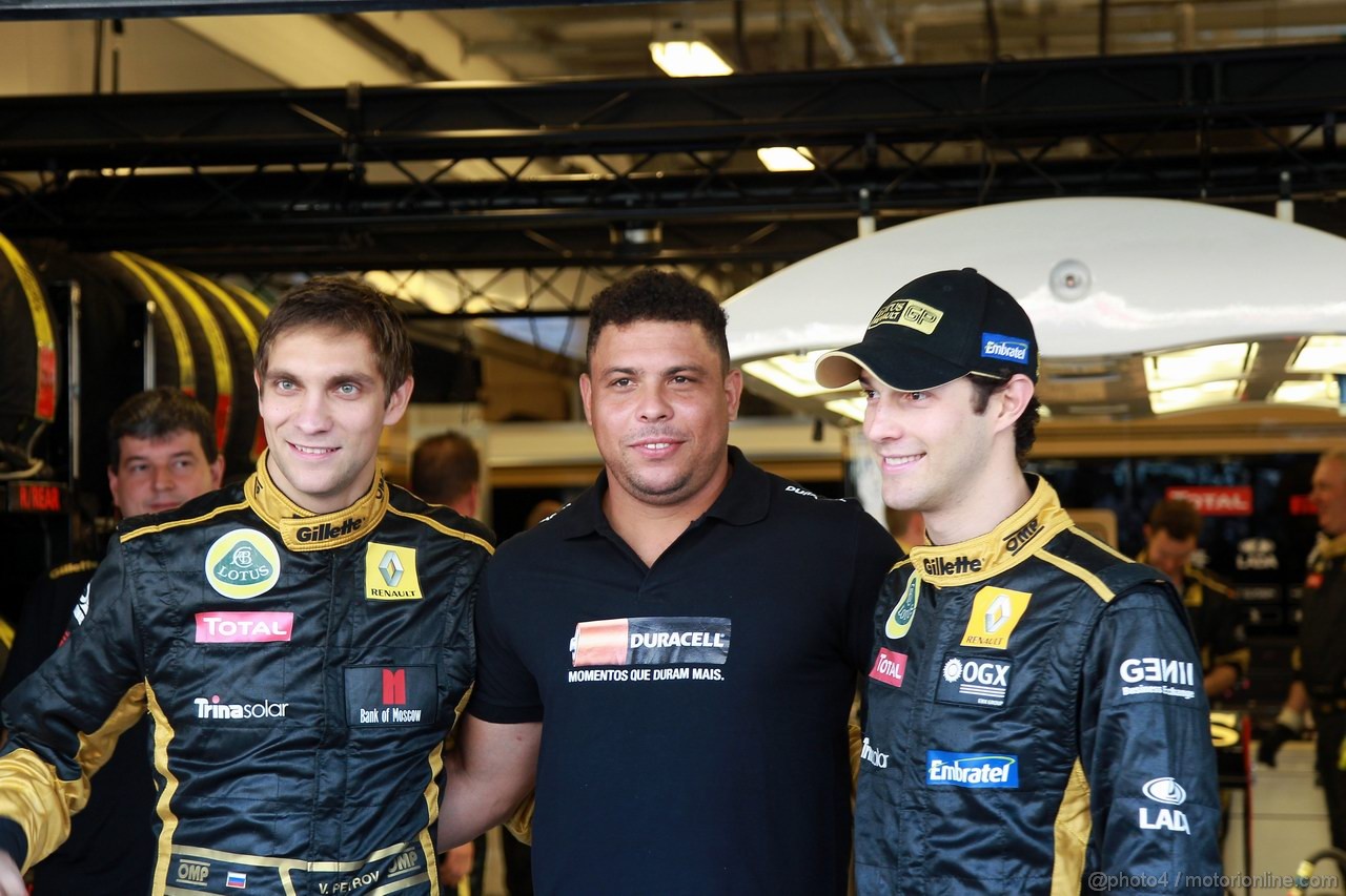 GP ABU DHABI, 13.11.2011- Vitaly Petrov (RUS), Lotus Renault GP, R31, Ronaldo (BRA), Ex soccer player e Bruno Senna (BRA), Lotus Renault GP R31 