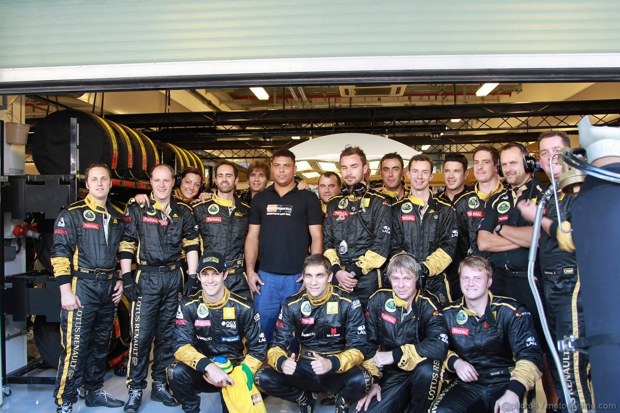 GP ABU DHABI, 13.11.2011- Vitaly Petrov (RUS), Lotus Renault GP, R31, Ronaldo (BRA), Ex soccer player e Bruno Senna (BRA), Lotus Renault GP R31 