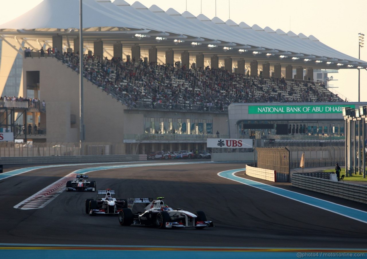 GP ABU DHABI, 13.11.2011- Gara, Sergio Pérez (MEX), Sauber F1 Team C30 davanti a Kamui Kobayashi (JAP), Sauber F1 Team C30