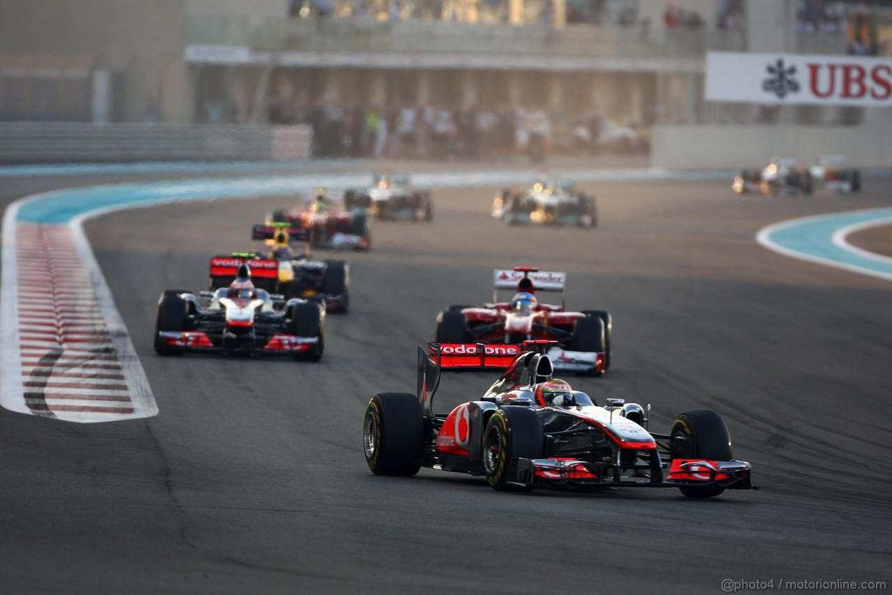 GP ABU DHABI, 13.11.2011- Gara, Lewis Hamilton (GBR), McLaren Mercedes, MP4-26 davanti a Jenson Button (GBR), McLaren Mercedes, MP4-26 e Fernando Alonso (ESP), Ferrari, F-150 Italia