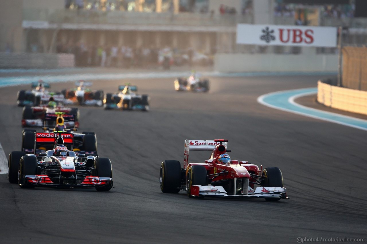 GP ABU DHABI, 13.11.2011- Gara, Jenson Button (GBR), McLaren Mercedes, MP4-26 e Fernando Alonso (ESP), Ferrari, F-150 Italia