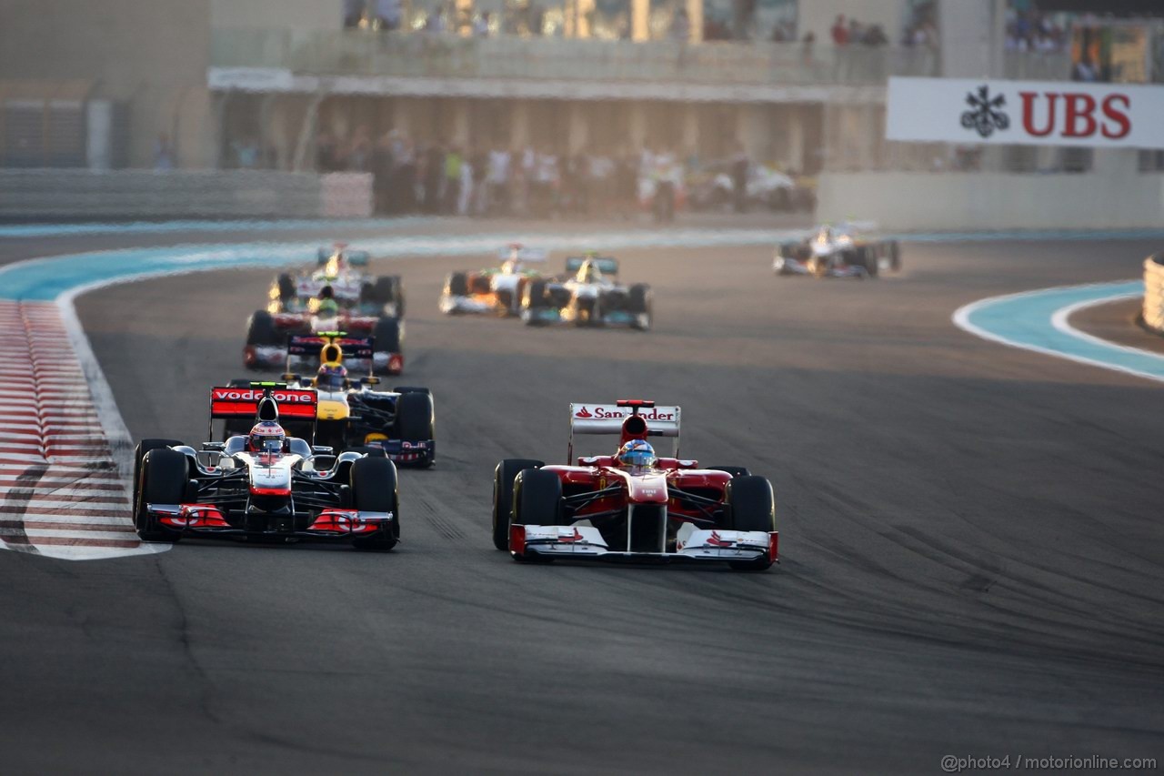 GP ABU DHABI, 13.11.2011- Gara, Jenson Button (GBR), McLaren Mercedes, MP4-26 e Fernando Alonso (ESP), Ferrari, F-150 Italia