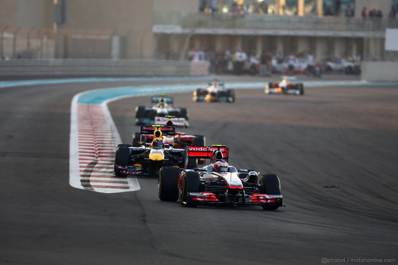GP ABU DHABI, 13.11.2011- Gara, Jenson Button (GBR), McLaren Mercedes, MP4-26 davanti a Mark Webber (AUS), Red Bull Racing, RB7