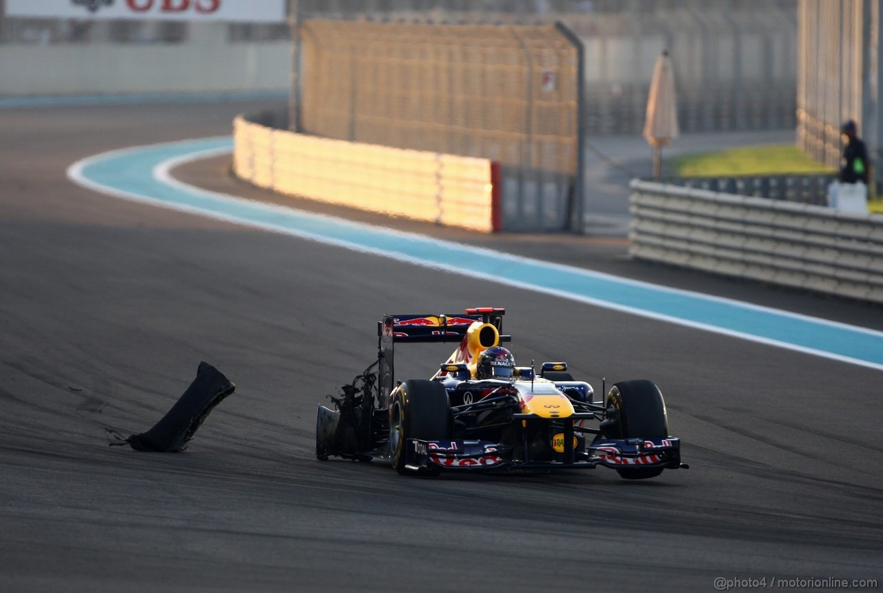 GP ABU DHABI, 13.11.2011- Gara, Sebastian Vettel (GER), Red Bull Racing, RB7 crashed