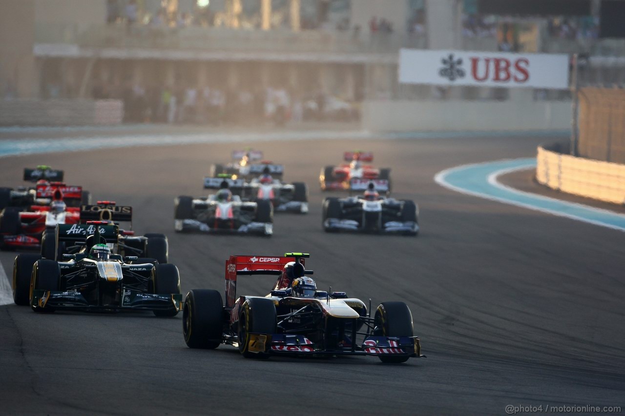GP ABU DHABI, 13.11.2011- Gara, Jaime Alguersuari (SPA), Scuderia Toro Rosso, STR6 davanti a Heikki Kovalainen (FIN), Team Lotus, TL11 
