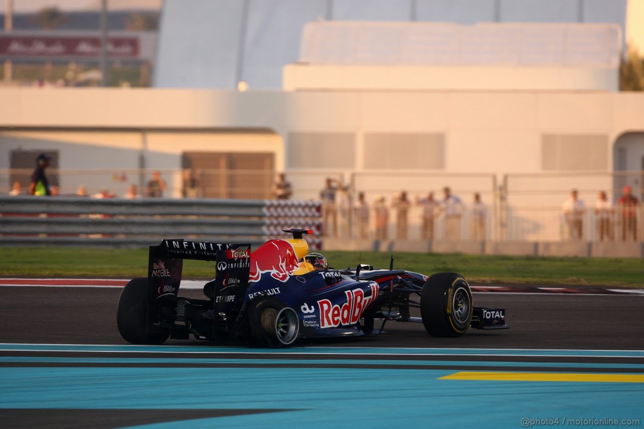 GP ABU DHABI, 13.11.2011- Gara, Sebastian Vettel (GER), Red Bull Racing, RB7 crshed