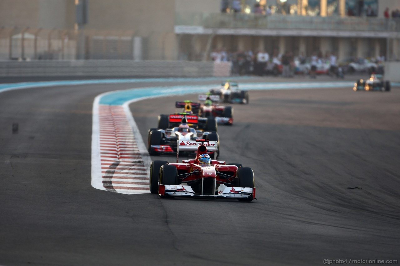 GP ABU DHABI, 13.11.2011- Gara, Fernando Alonso (ESP), Ferrari, F-150 Italia davanti a Jenson Button (GBR), McLaren Mercedes, MP4-26