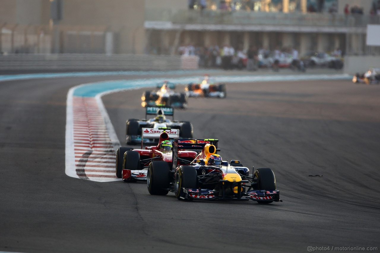 GP ABU DHABI, 13.11.2011- Gara, Mark Webber (AUS), Red Bull Racing, RB7 davanti a Felipe Massa (BRA), Ferrari, F-150 Italia