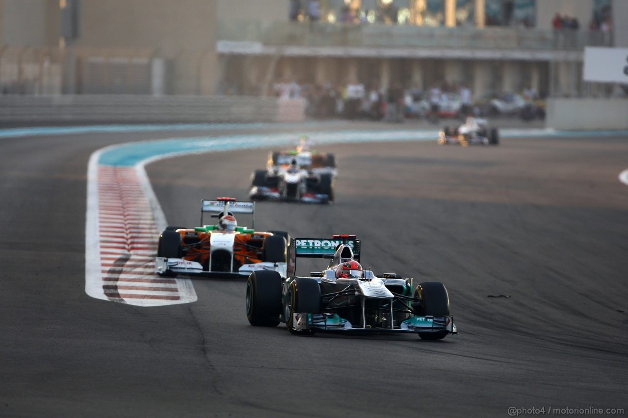 GP ABU DHABI, 13.11.2011- Gara, Michael Schumacher (GER), Mercedes GP Petronas F1 Team, MGP W02 davanti a Adrian Sutil (GER), Force India F1 Team, VJM04