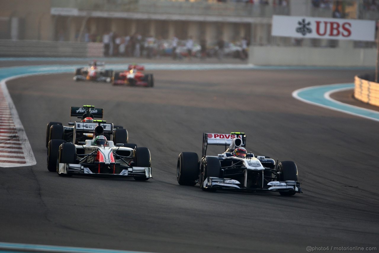 GP ABU DHABI, 13.11.2011- Gara, Vitantonio Liuzzi (ITA), HRT Formula One Team e Pastor Maldonado (VEN), Williams FW33 