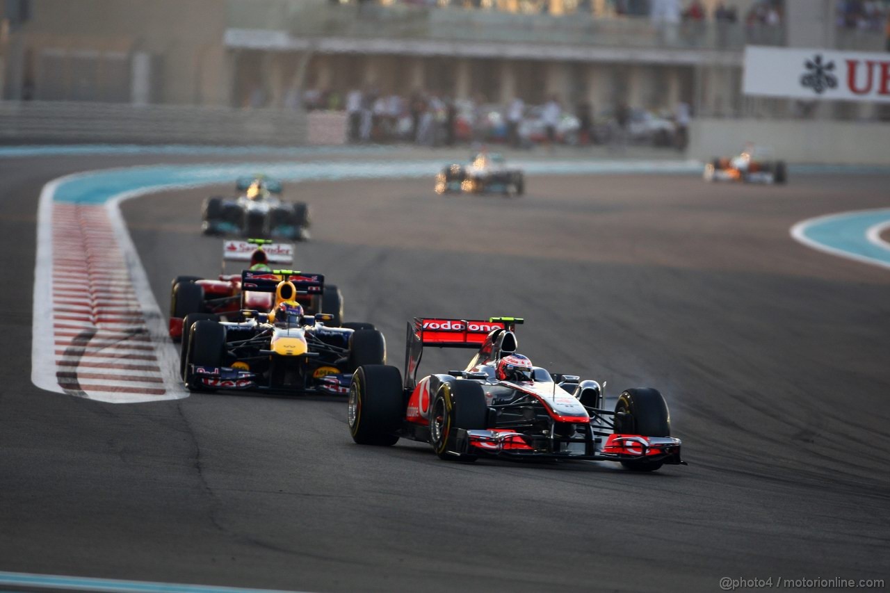 GP ABU DHABI, 13.11.2011- Gara, Jenson Button (GBR), McLaren  Mercedes, MP4-26 davanti a Mark Webber (AUS), Red Bull Racing, RB7 