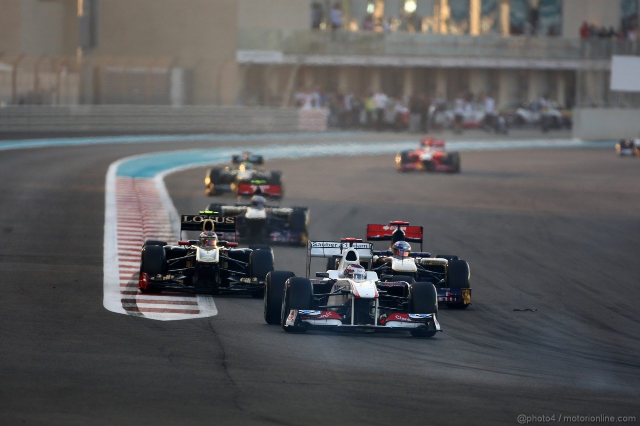 GP ABU DHABI, 13.11.2011- Gara, Vitaly Petrov (RUS), Lotus Renault GP, R31, Kamui Kobayashi (JAP), Sauber F1 Team C30 e Sébastien Buemi (SUI), Scuderia Toro Rosso, STR6 