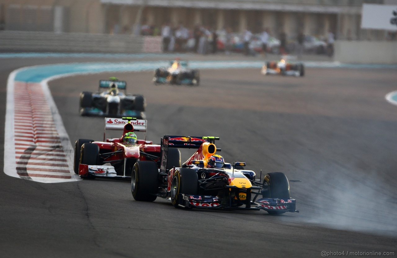 GP ABU DHABI, 13.11.2011- Gara, Mark Webber (AUS), Red Bull Racing, RB7 davanti a Felipe Massa (BRA), Ferrari, F-150 Italia