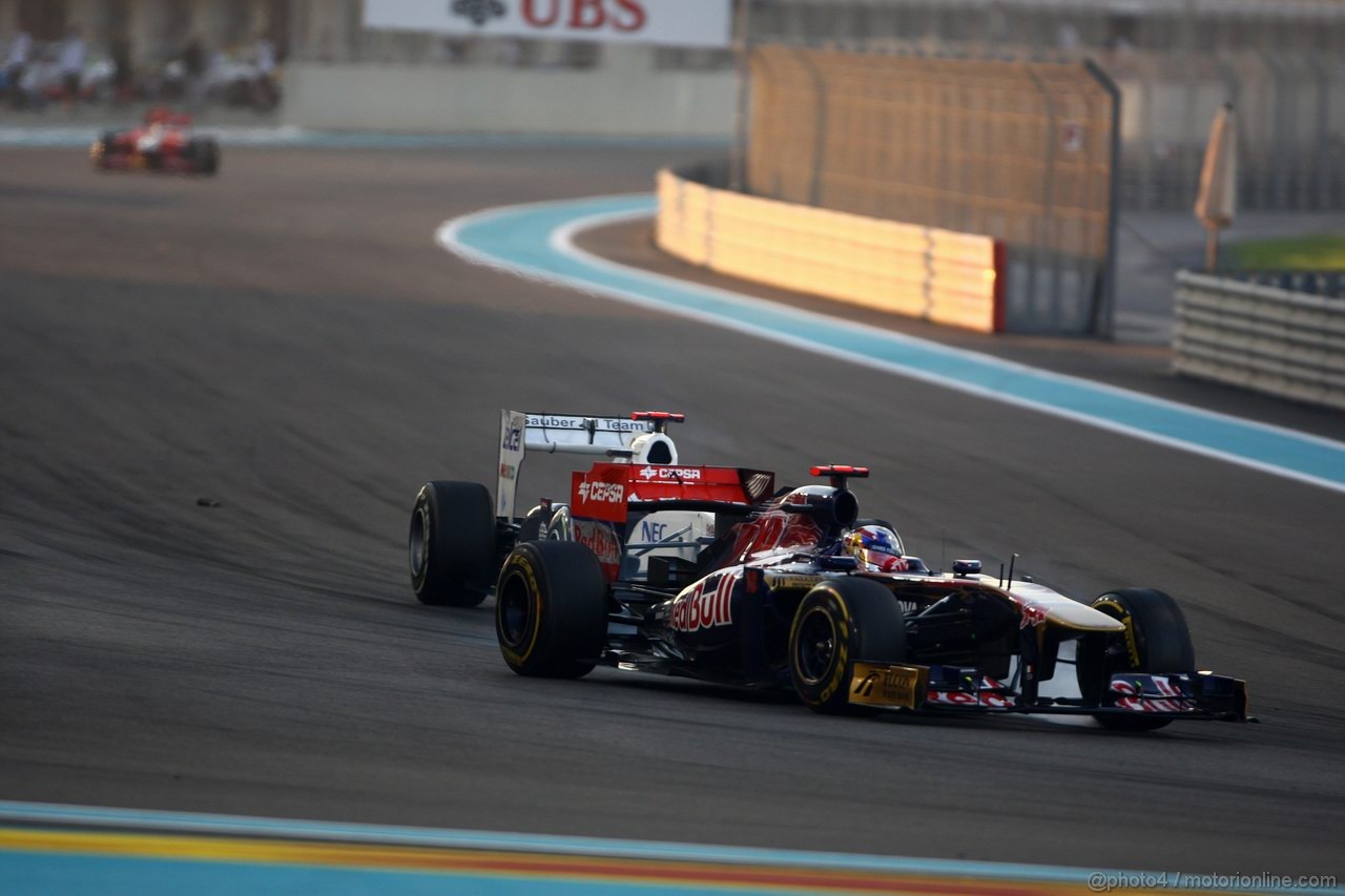 GP ABU DHABI, 13.11.2011- Gara, Kamui Kobayashi (JAP), Sauber F1 Team C30 e Sébastien Buemi (SUI), Scuderia Toro Rosso, STR6