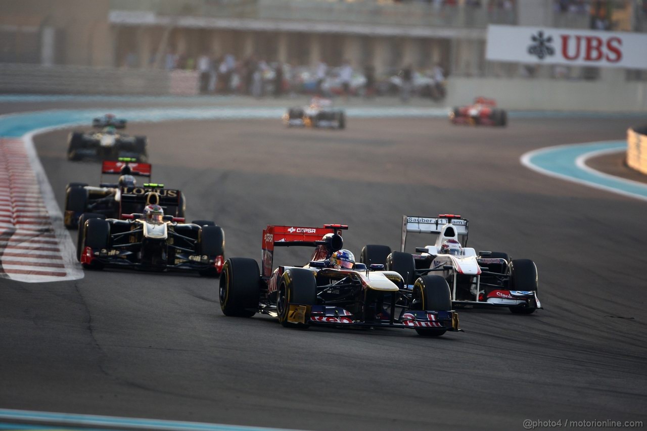 GP ABU DHABI, 13.11.2011- Gara, Sébastien Buemi (SUI), Scuderia Toro Rosso, STR6 e Kamui Kobayashi (JAP), Sauber F1 Team C30 
