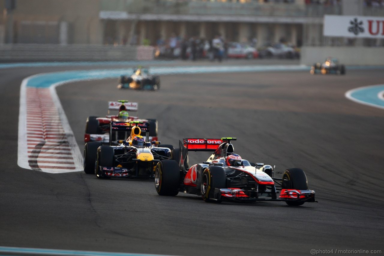 GP ABU DHABI, 13.11.2011- Gara, Fernando Alonso (ESP), Ferrari, F-150 Italia davanti a Mark Webber (AUS), Red Bull Racing, RB7 