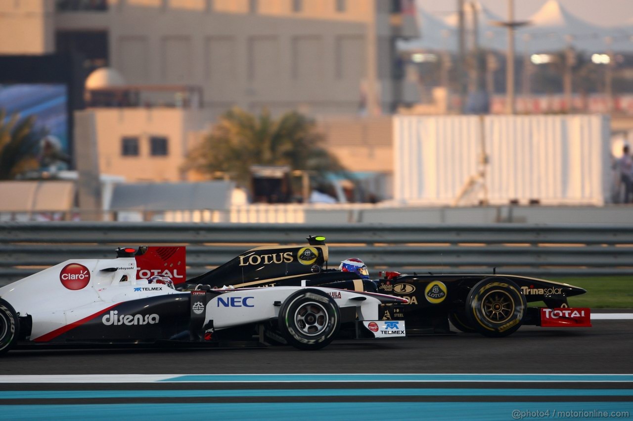 GP ABU DHABI, 13.11.2011- Gara, Kamui Kobayashi (JAP), Sauber F1 Team C30 e Vitaly Petrov (RUS), Lotus Renault GP, R31 