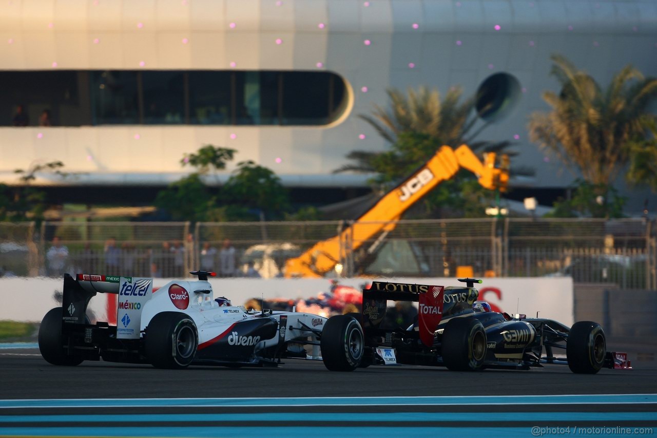 GP ABU DHABI, 13.11.2011- Gara, Kamui Kobayashi (JAP), Sauber F1 Team C30 e Vitaly Petrov (RUS), Lotus Renault GP, R31