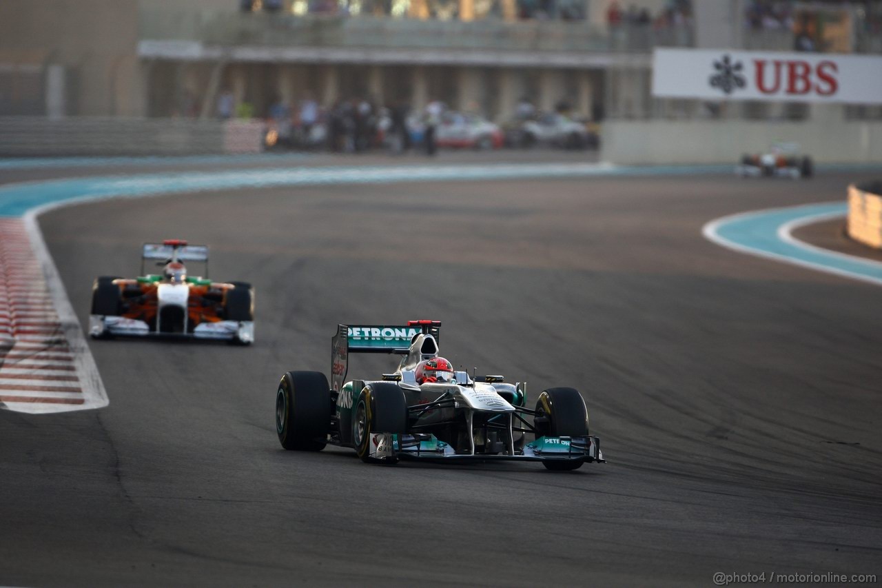 GP ABU DHABI, 13.11.2011- Gara, Michael Schumacher (GER), Mercedes GP Petronas F1 Team, MGP W02 davanti a Adrian Sutil (GER), Force India F1 Team, VJM04 