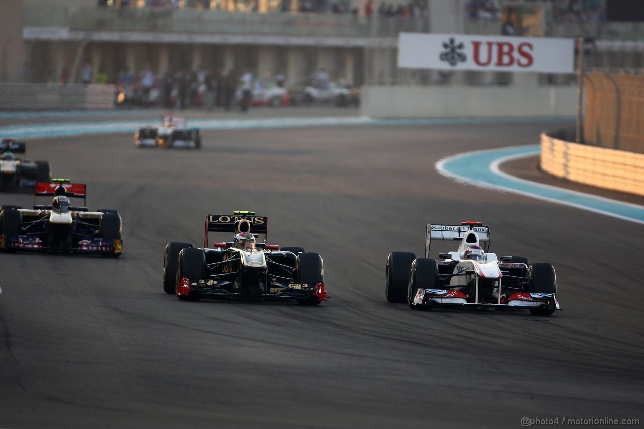 GP ABU DHABI, 13.11.2011- Gara, Jaime Alguersuari (SPA), Scuderia Toro Rosso, STR6, Vitaly Petrov (RUS), Lotus Renault GP, R31 e Kamui Kobayashi (JAP), Sauber F1 Team C30 